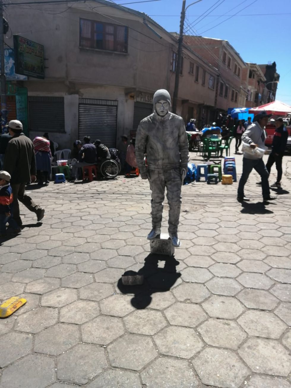 Artistas callejeros deleitan al público.