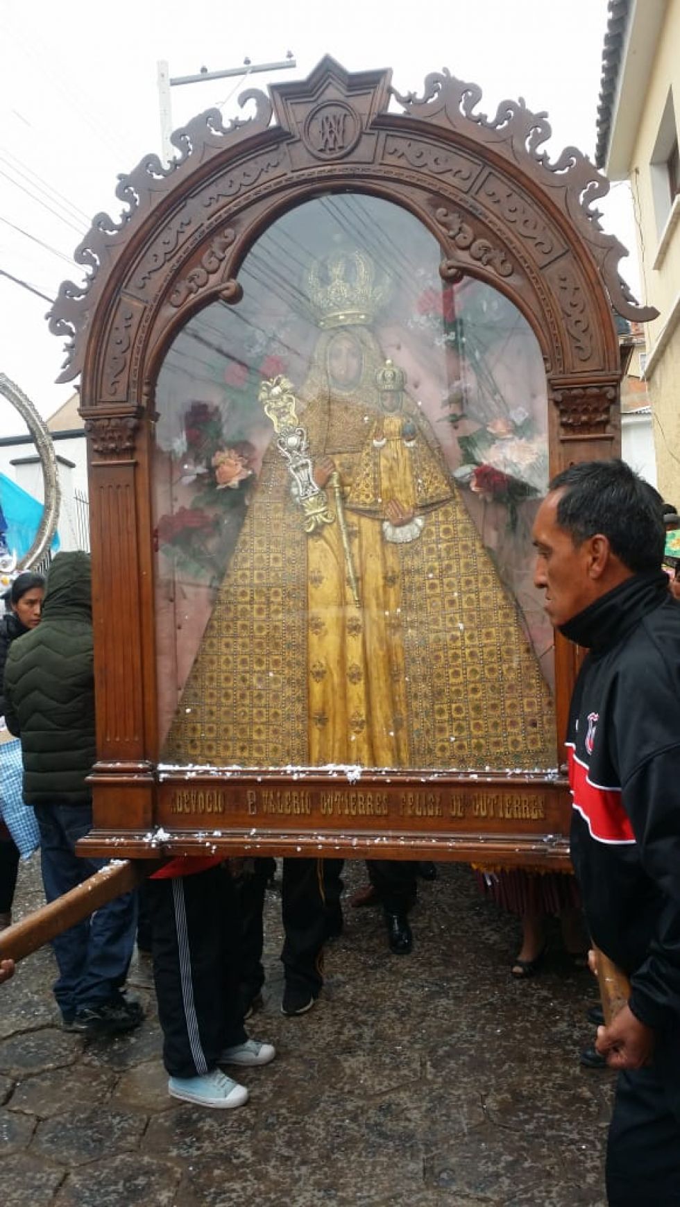 La imagen recorre las calles
