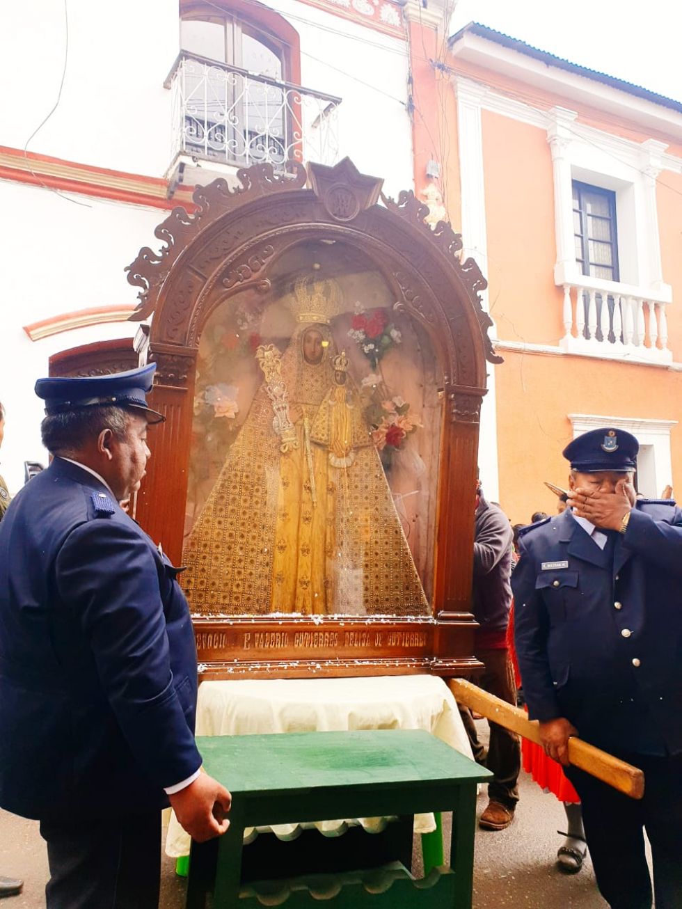 Ni la lluvia detuvo a la virgen 