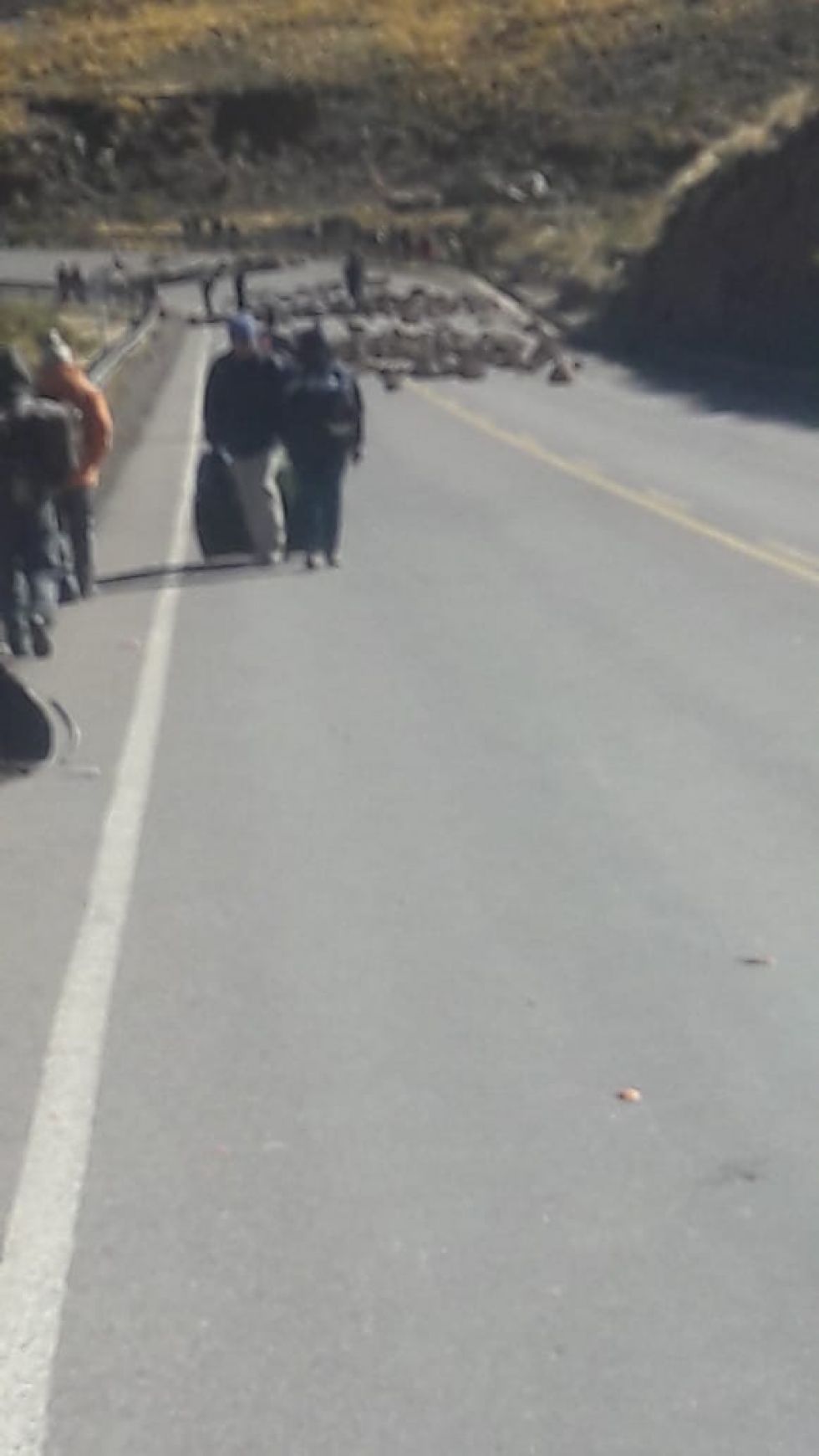 Pasajeros deben caminar para cruzar el bloqueo.