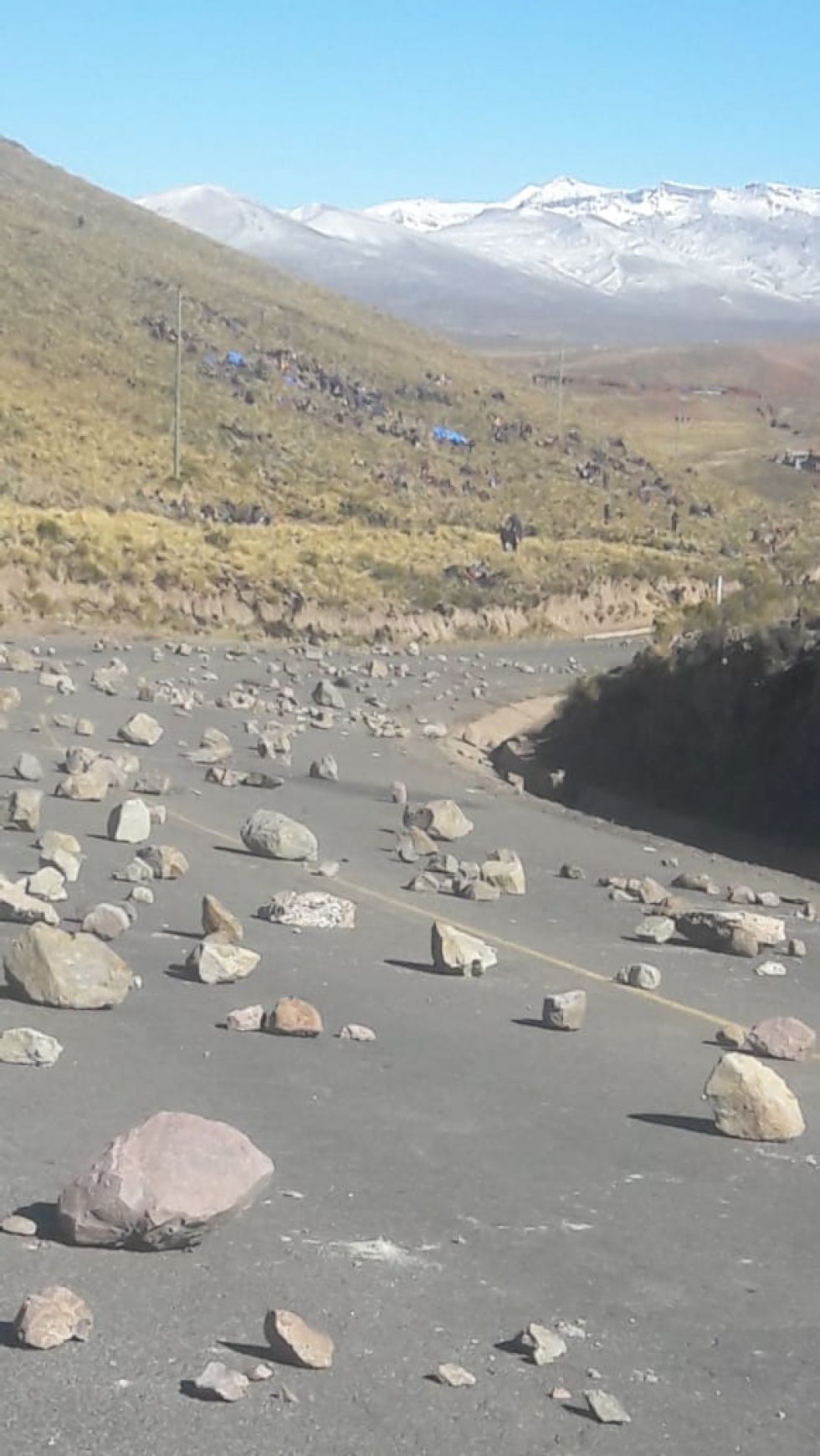 Pasajeros deben caminar para cruzar el bloqueo.