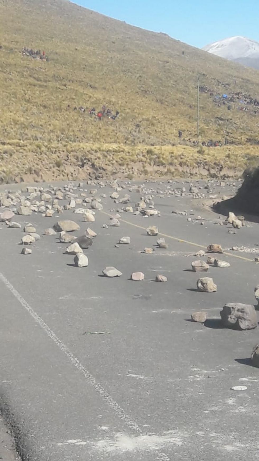 Pasajeros deben caminar para cruzar el bloqueo.
