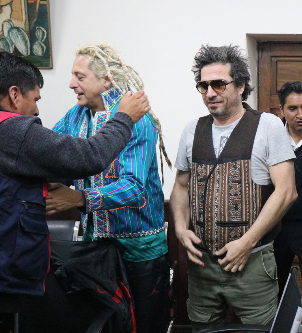 Gastón abraza al gobernador y Cucho Parisi luce su chaleco.