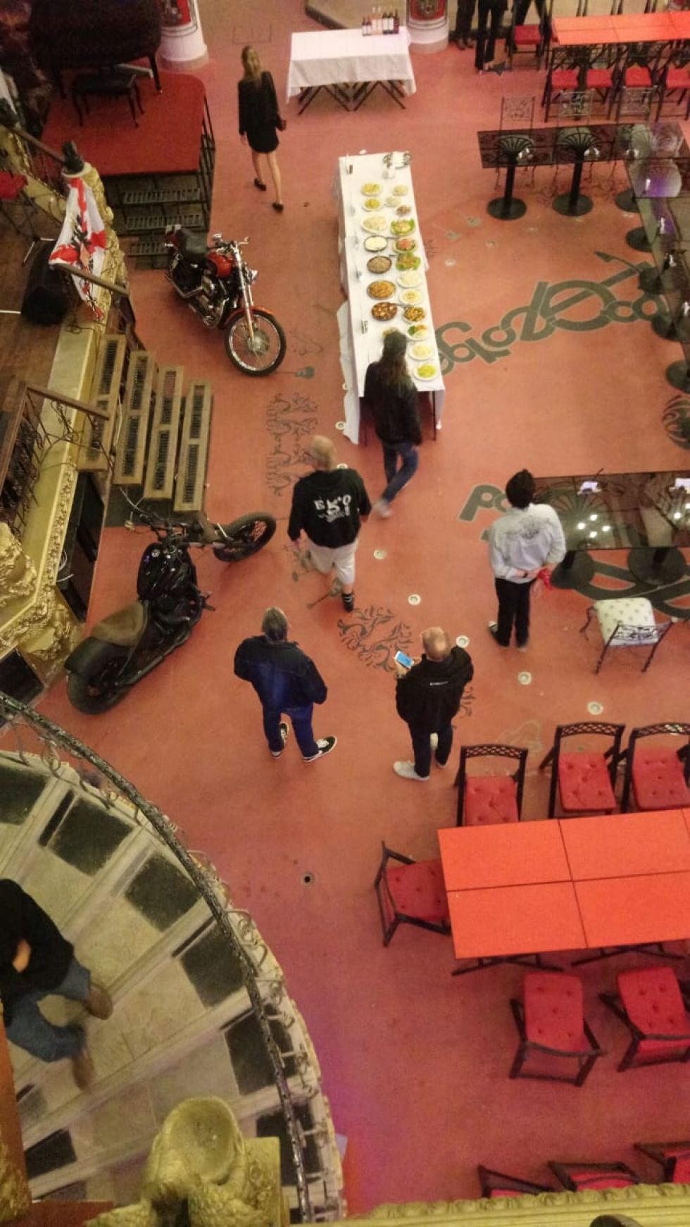 Una visita previa a los ambientes del centro cultural.