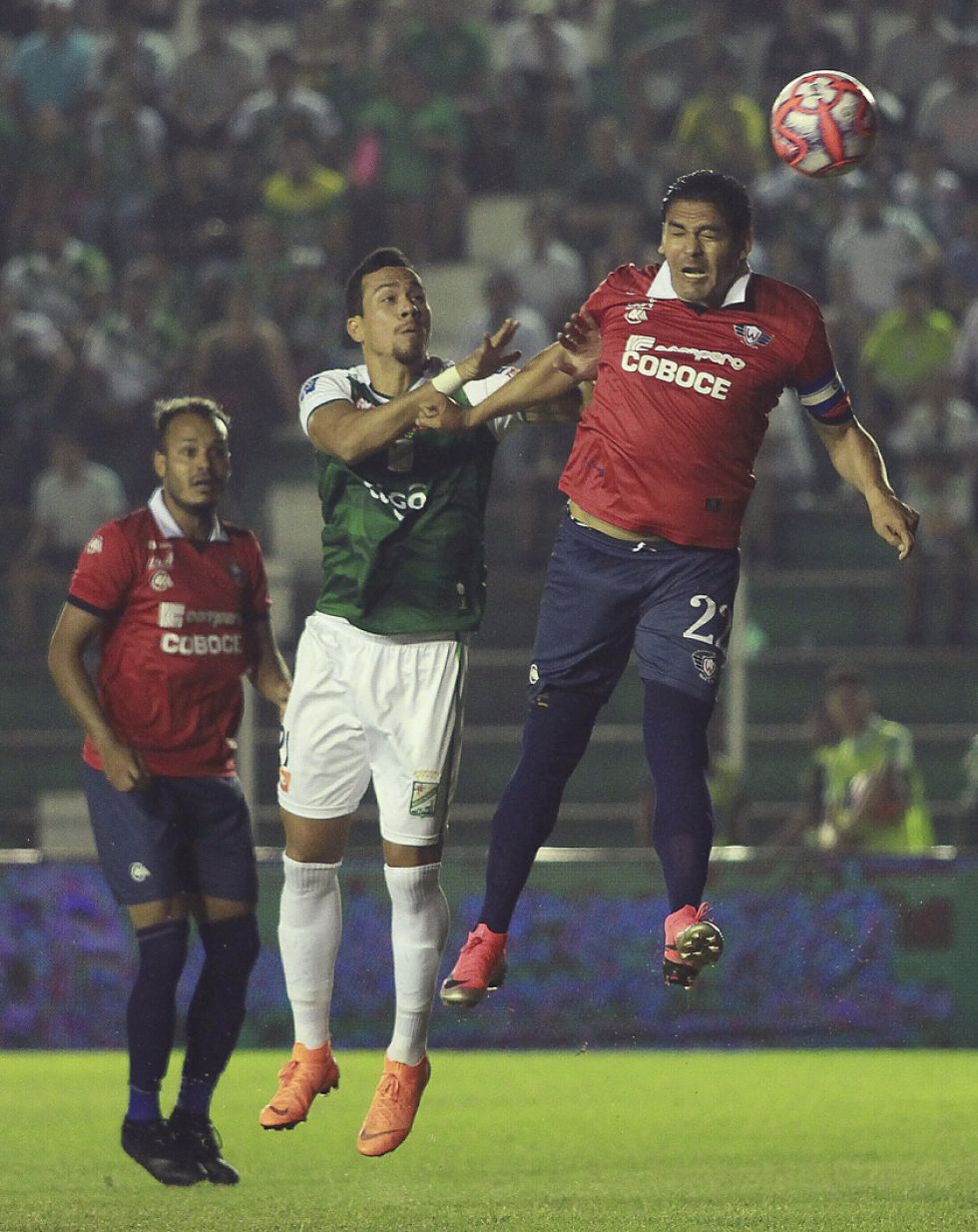 Edward Zenteno (d) despeja el balón.