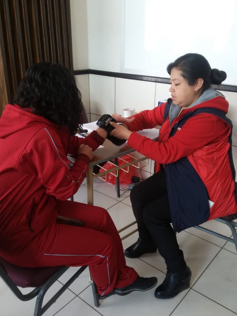 Varios donadores acuden a ayudar a los demás.