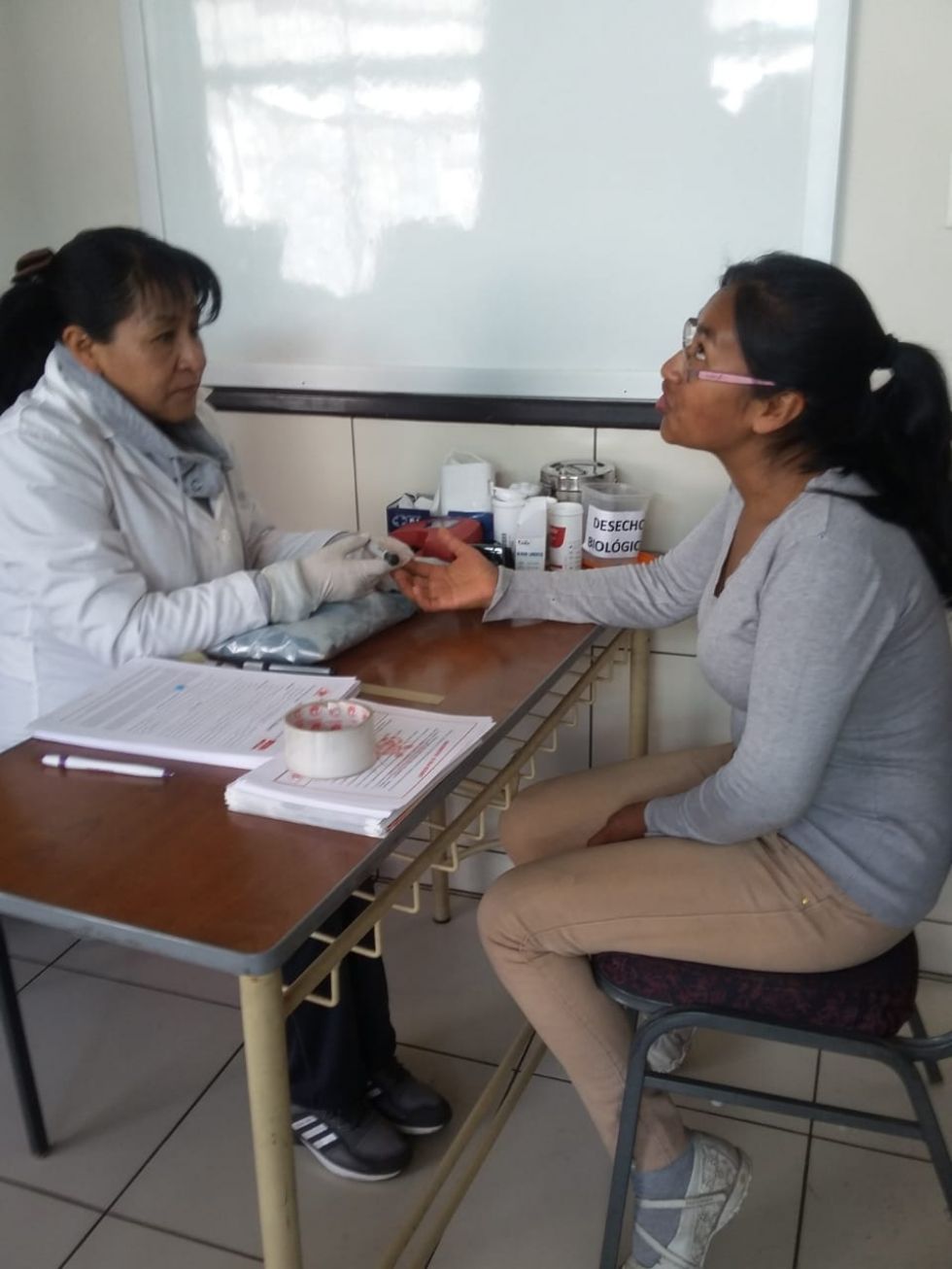 Varios donadores acuden a ayudar a los demás.