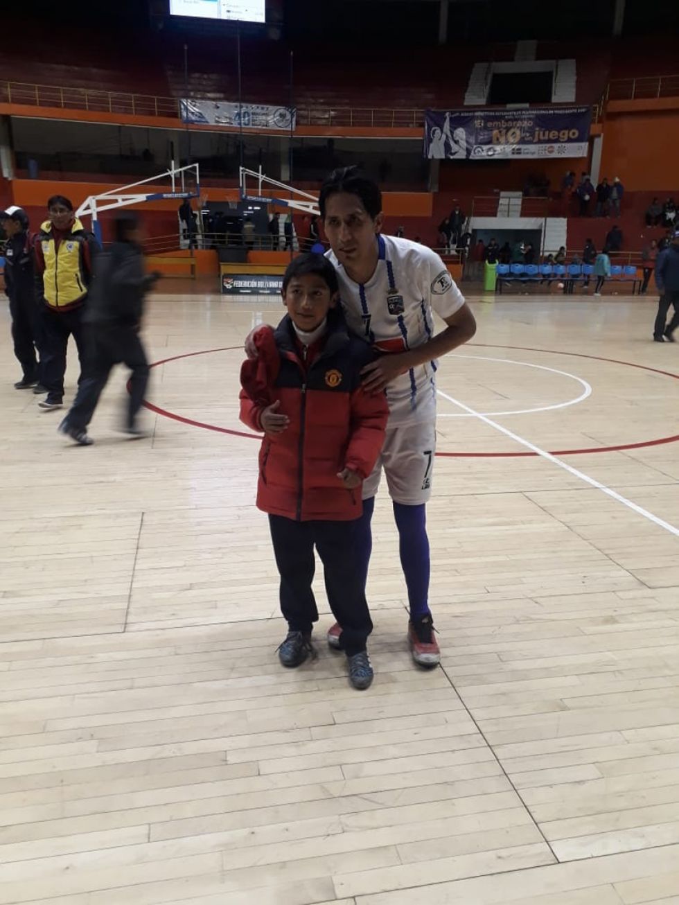 El jugador Raúl Mendoza anotó los goles para Concepción.