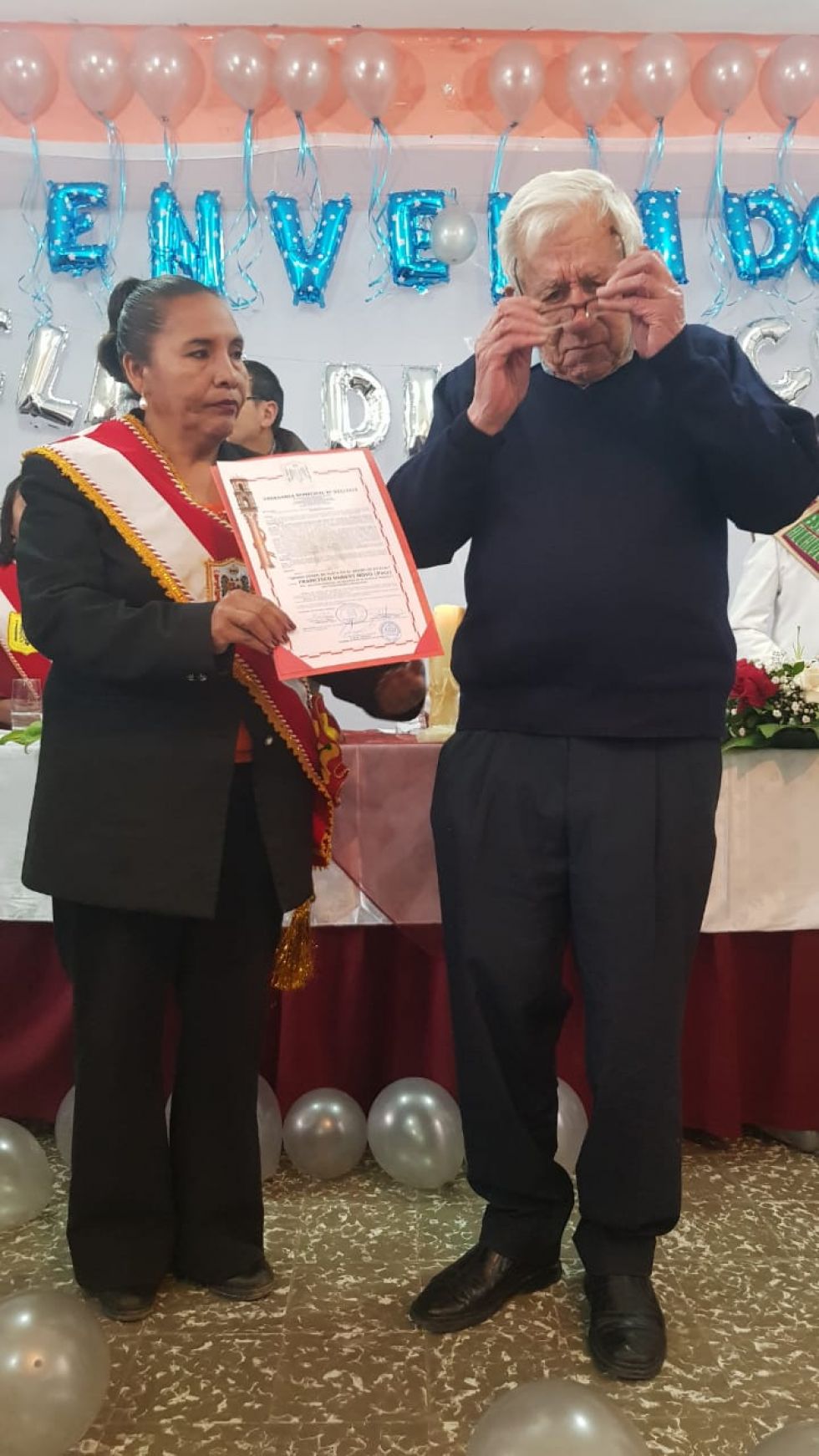 La presidenta del Concejo, Cledy Ruiz, entrega la distinción.