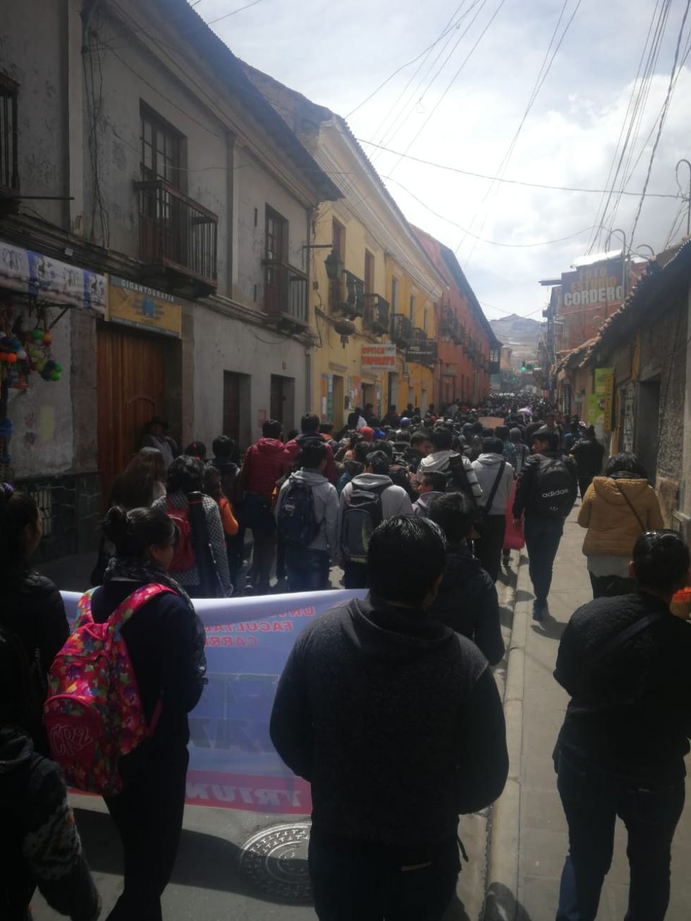 Recorren las calles hacia la plaza central.