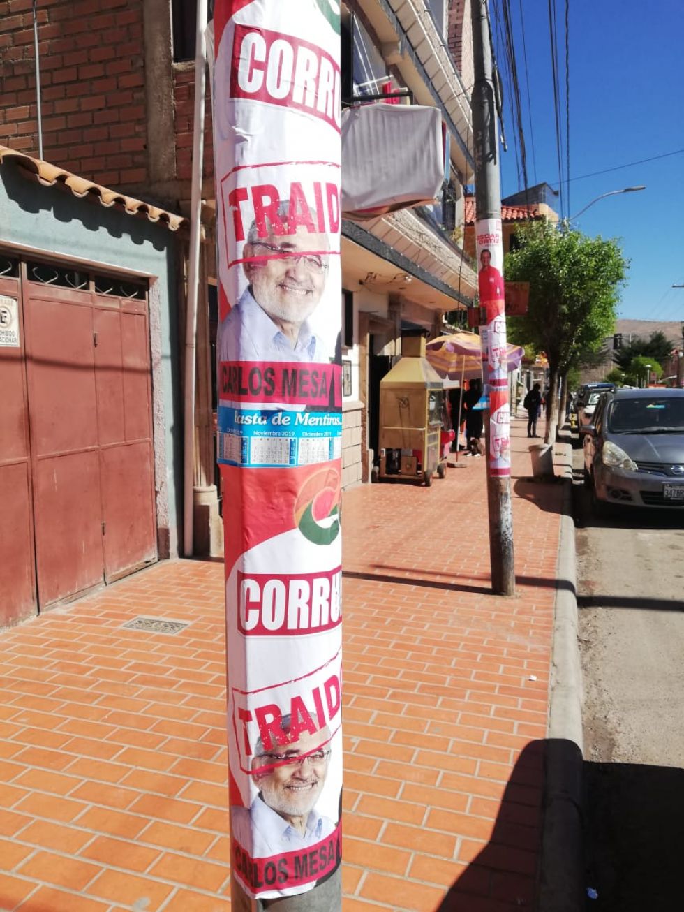 Los carteles están por la ciudad en los postes de energía eléctrica.