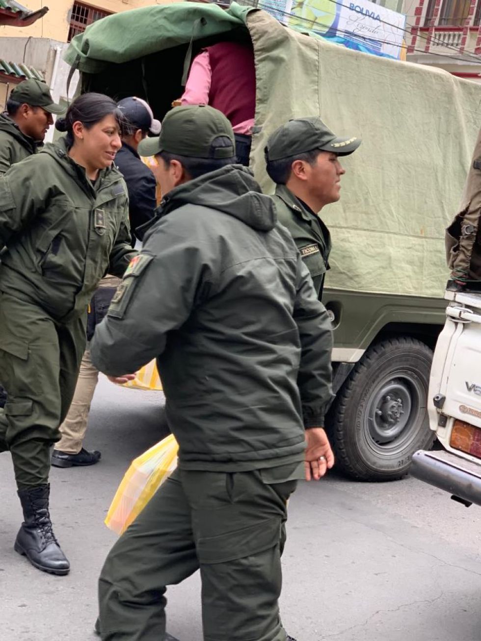 Los policías los alimentaron.