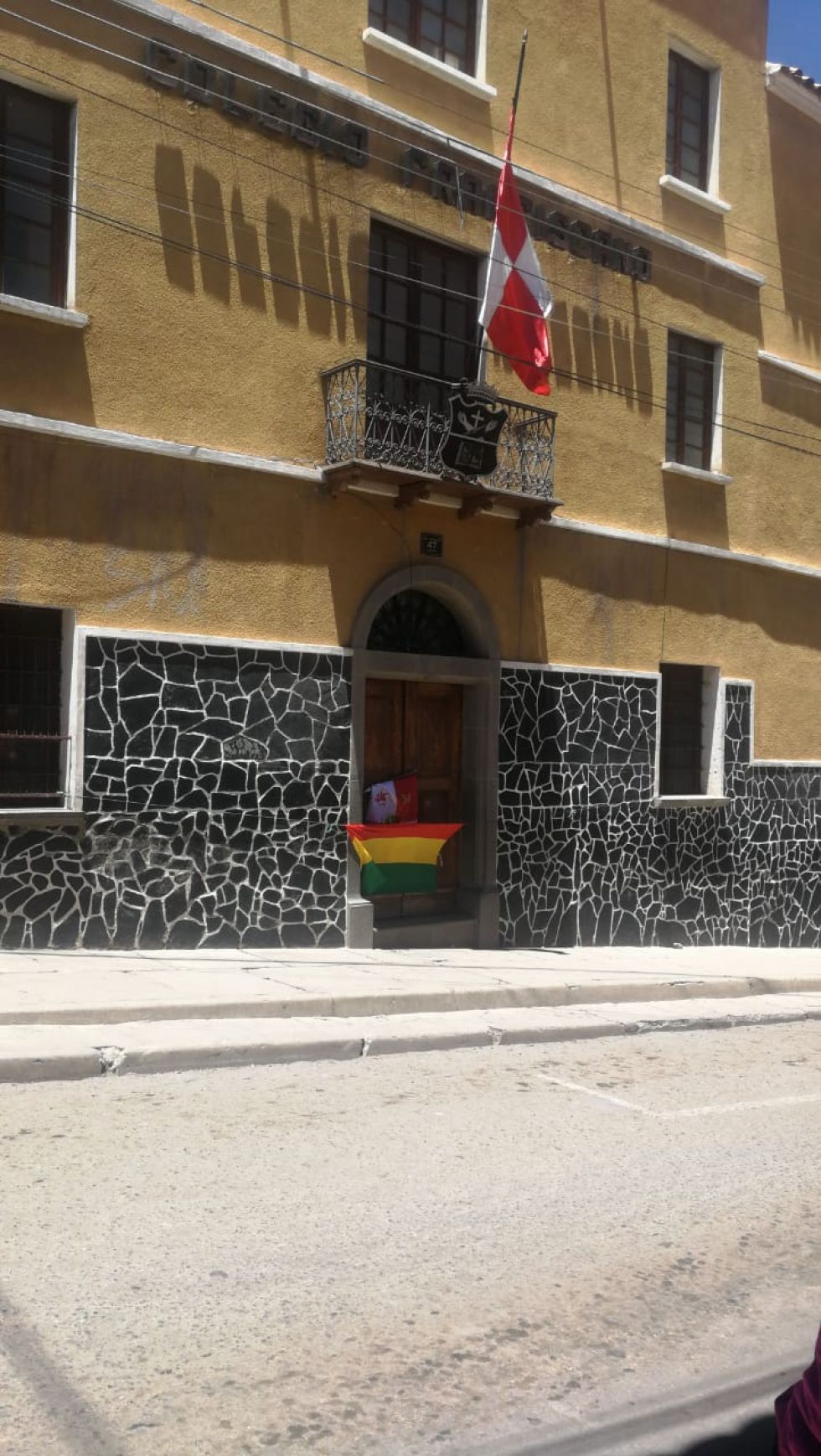 Estuvieron en el frontis de esa unidad educativa.