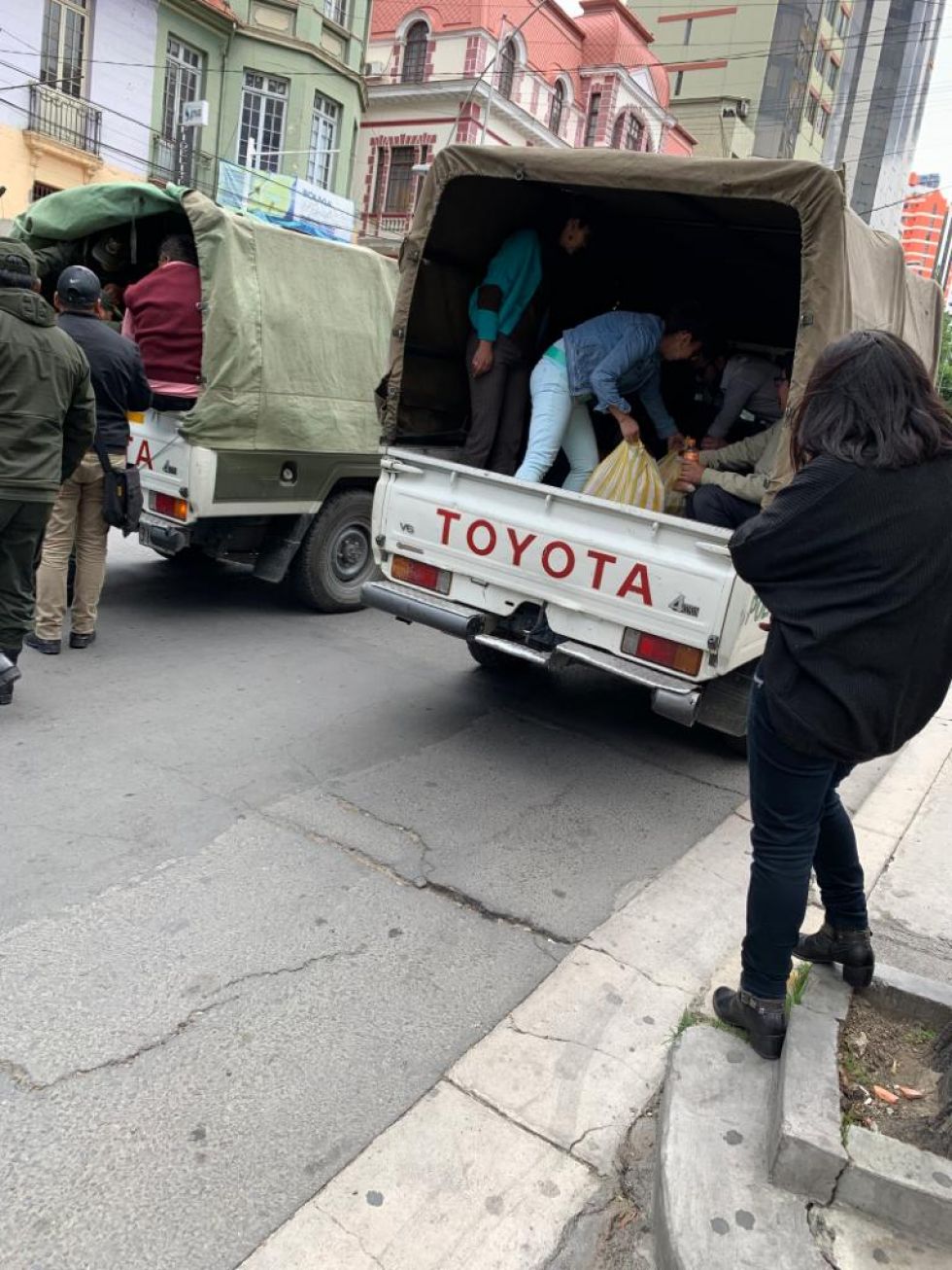 Los policías los alimentaron.