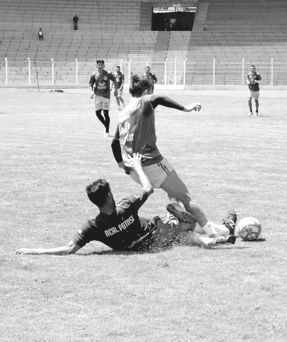 Carlos Tordoya, de Real, se barre para quitar el balón a Enzo Maidana, de Nacional.