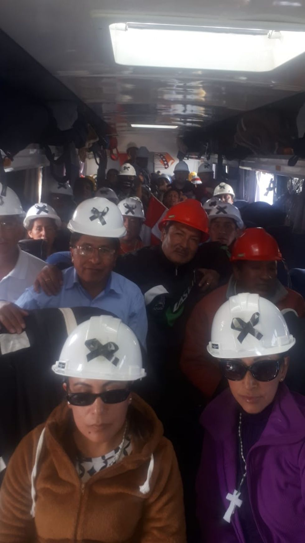 Comitiva de los maestros urbanos parte de la caravana potosina.