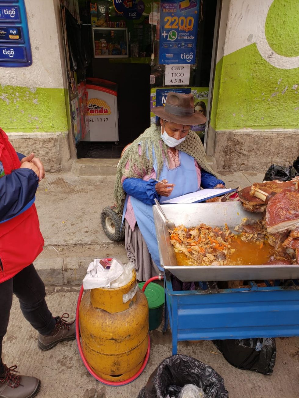 El personal verificó los puestos de venta en cercanías del Cementerio. FOTO: SALUD AMBIENTAL