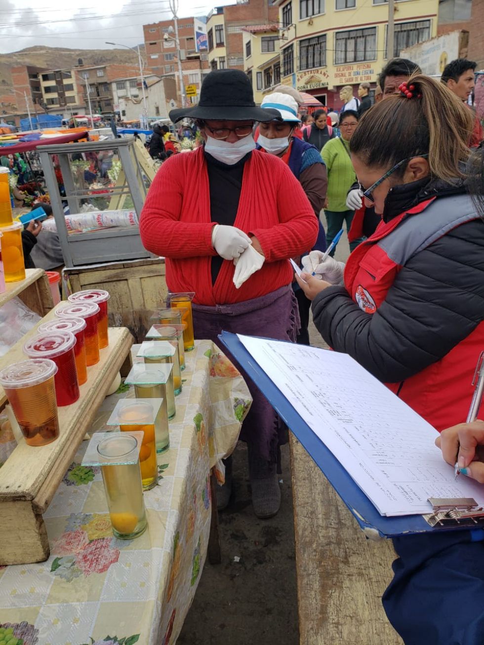 El personal verificó los puestos de venta en cercanías del Cementerio. FOTO: SALUD AMBIENTAL
