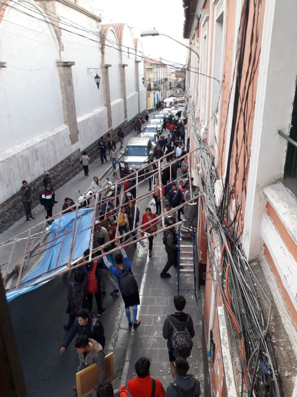 Levantan los fierros que cayeron.