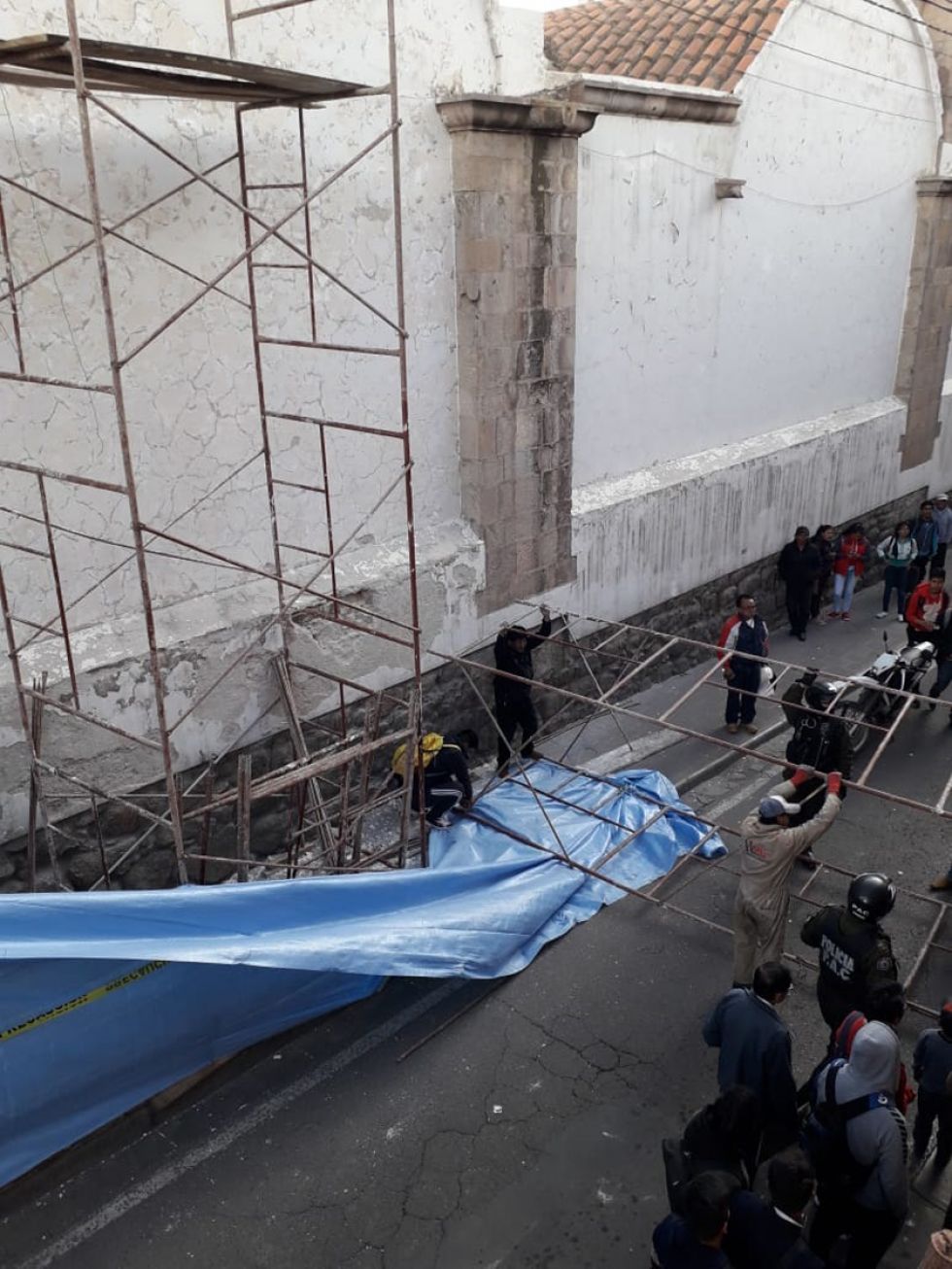 Vista del andamio caído desde otro ángulo.
