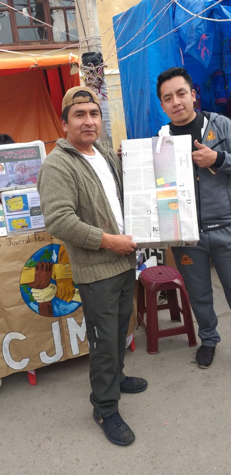 Envolvieron los regalos de las familias. FOTO CJMT