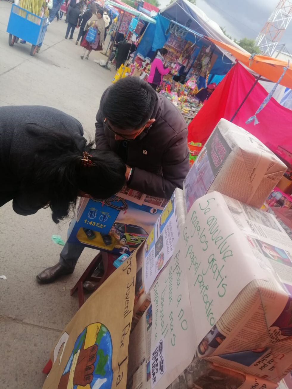Envolvieron los regalos de las familias. FOTO CJMT