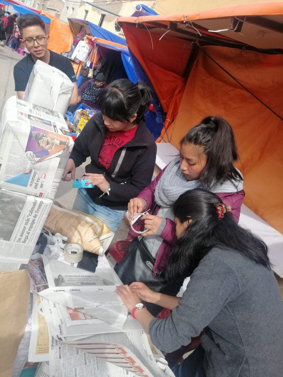 Envolvieron los regalos de las familias. FOTO CJMT