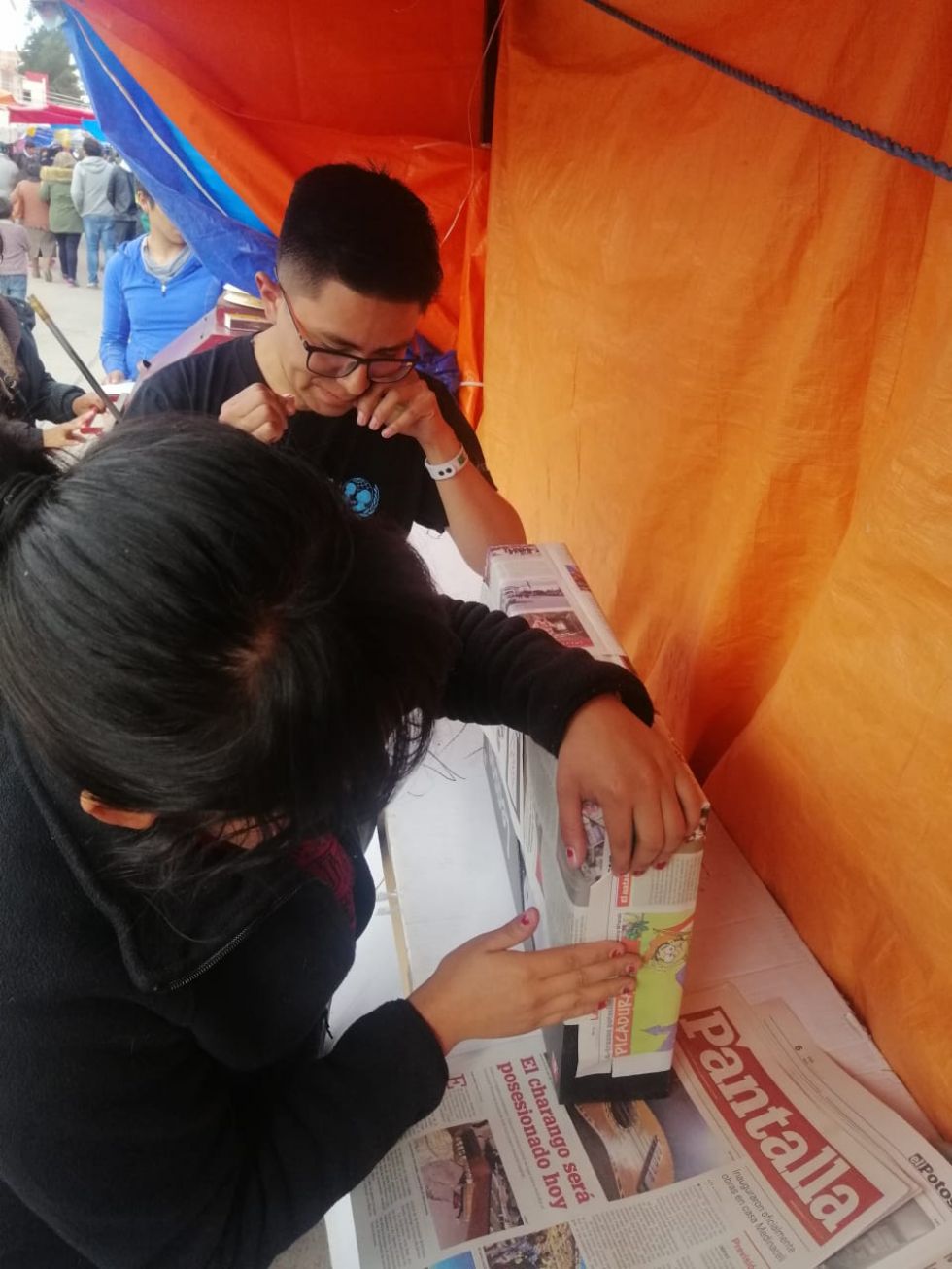 Envolvieron los regalos de las familias. FOTO CJMT