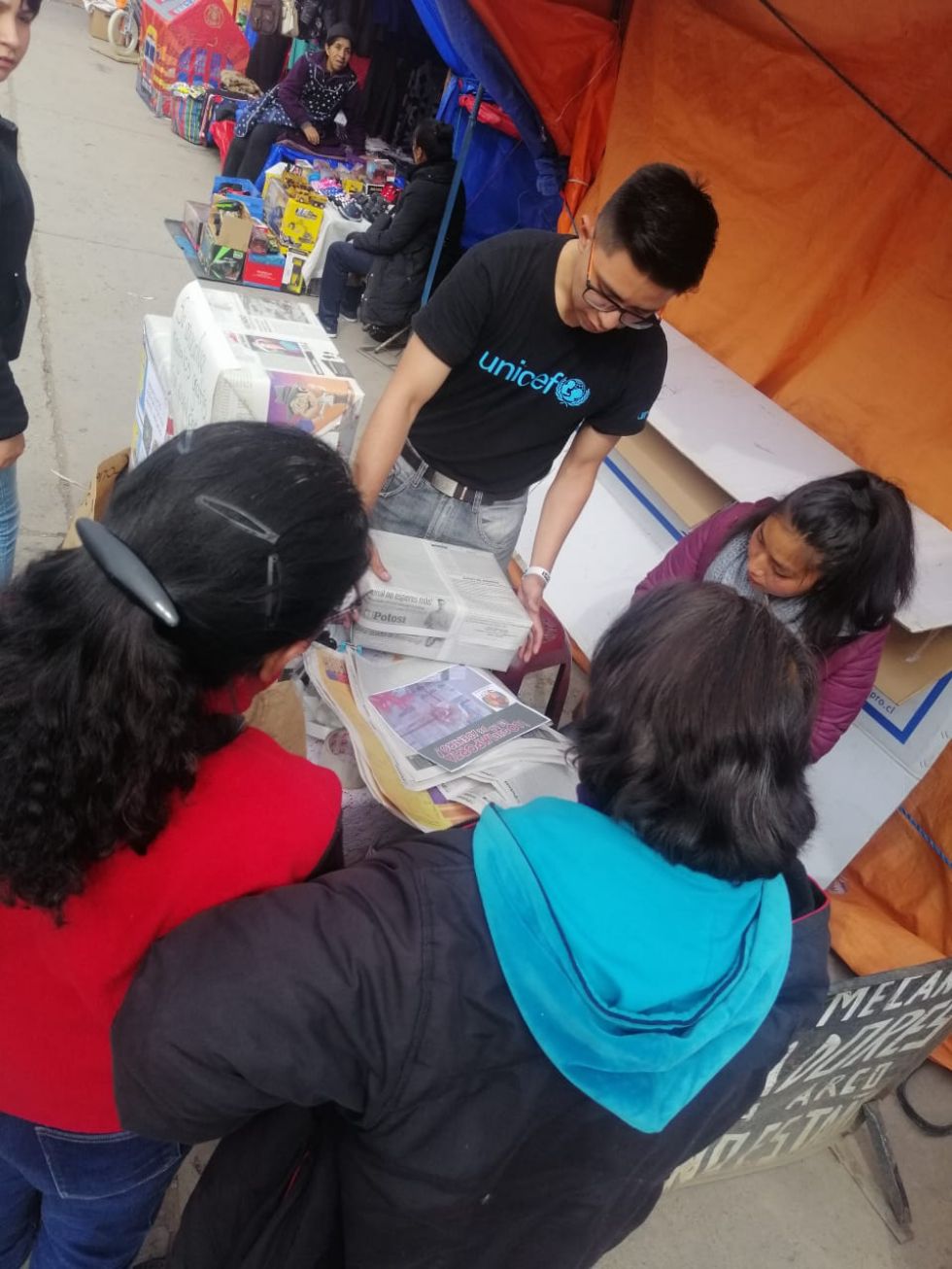 Envolvieron los regalos de las familias. FOTO CJMT