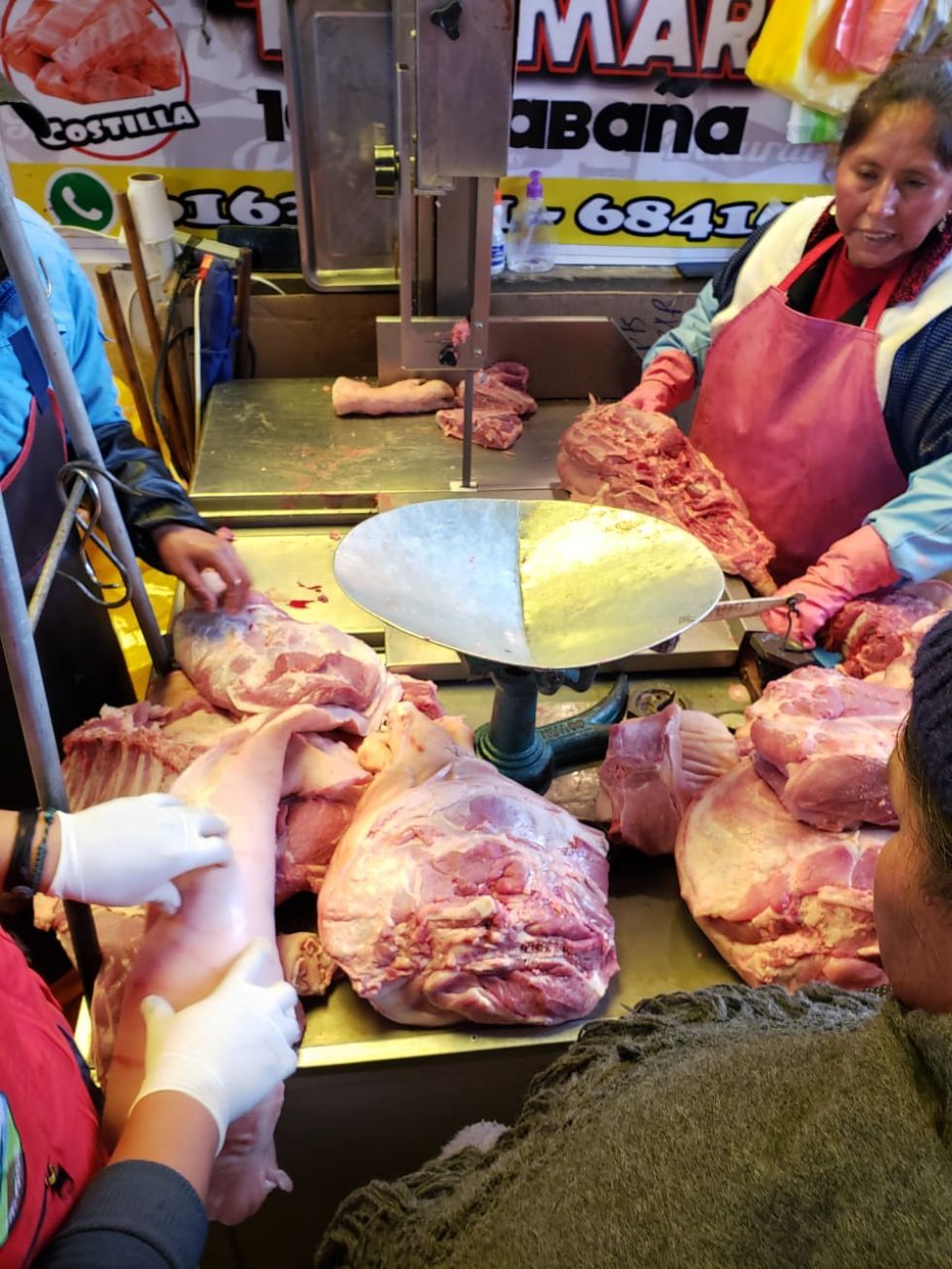 Realizaron la actividad en mercados y calles aledañas. FOTO SEDES