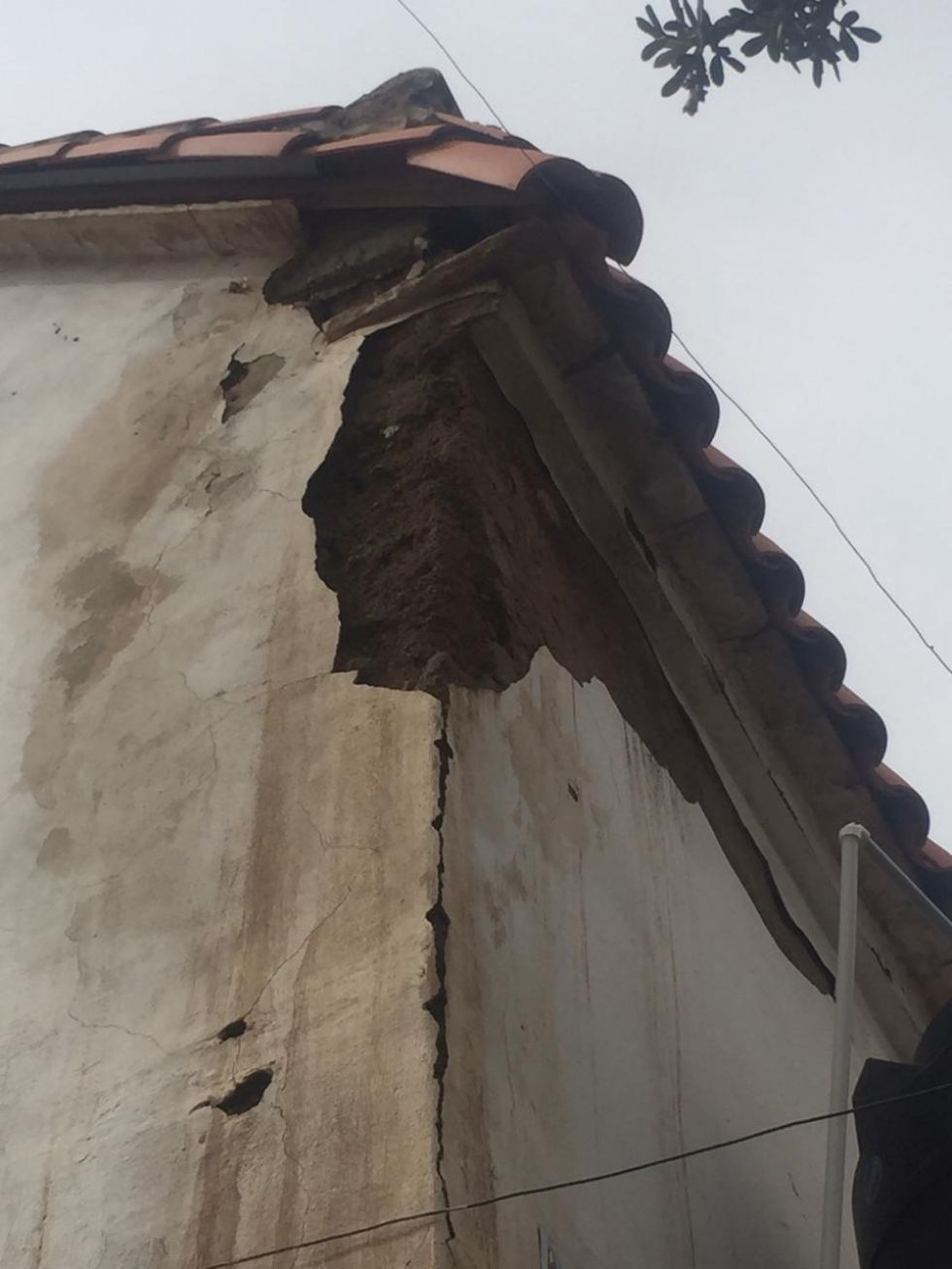 La humedad está dañando los muros del templo. FOTO Azucena Fuertes
