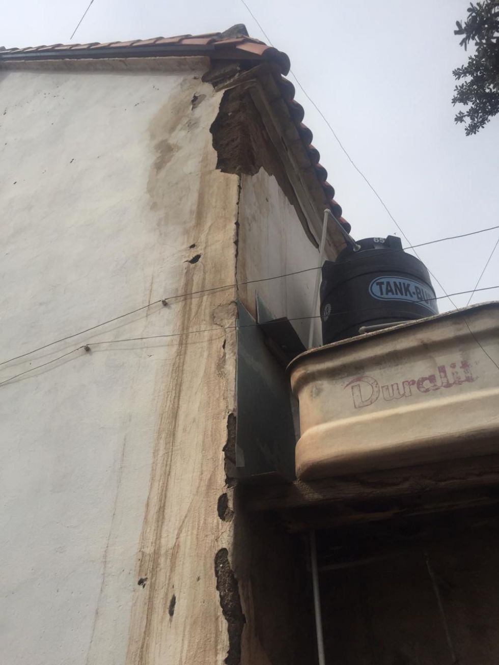 La humedad está dañando los muros del templo. FOTO Azucena Fuertes