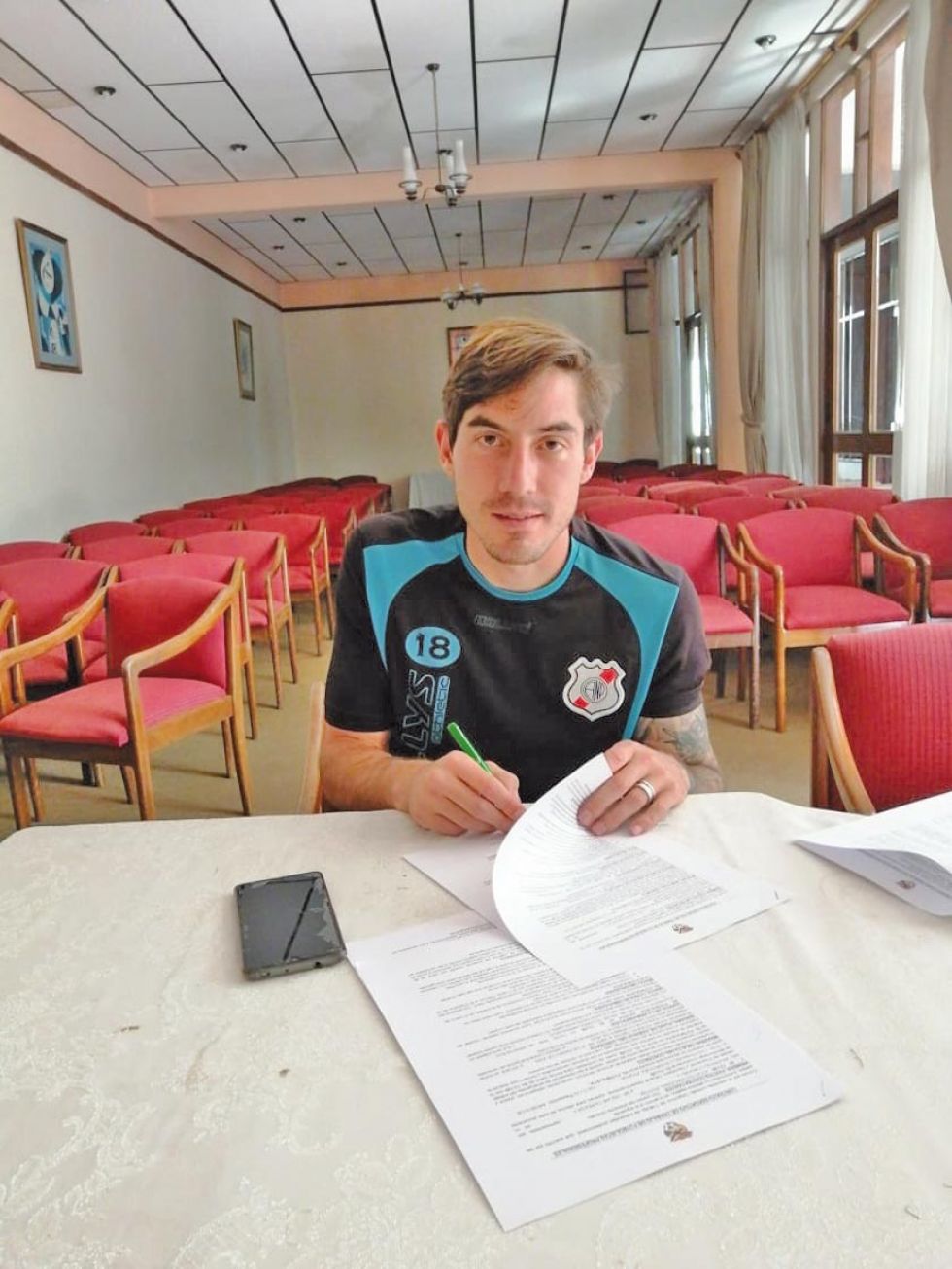 Francisco Rodríguez  durante la firma de su contrato.