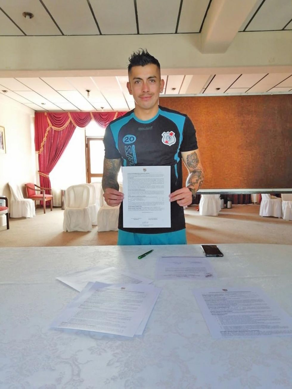 Miguel Suárez durante la firma de su contrato.