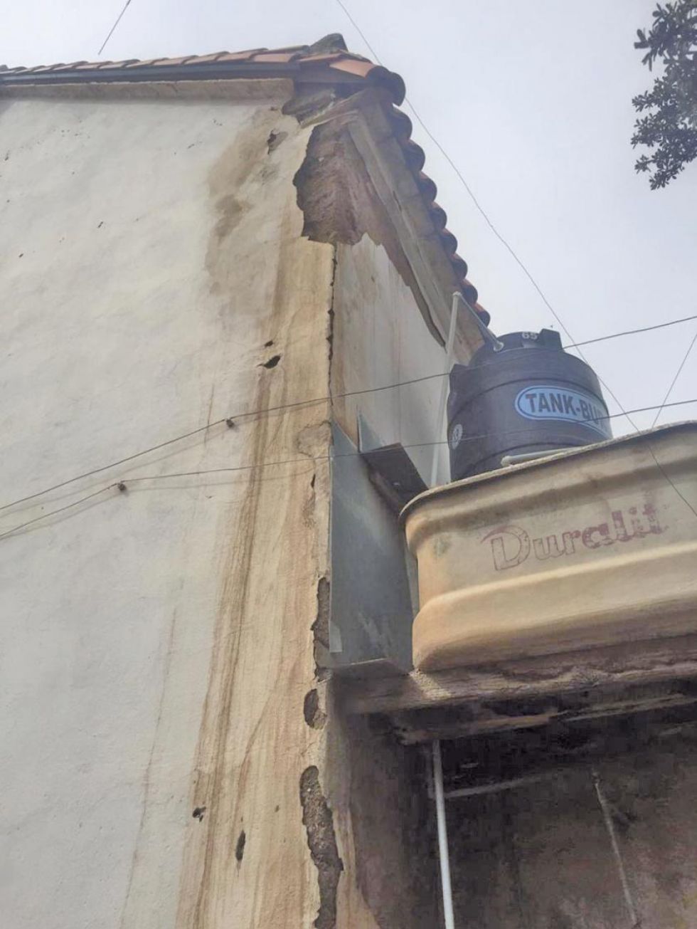 Se ve el daño en una de las esquinas.