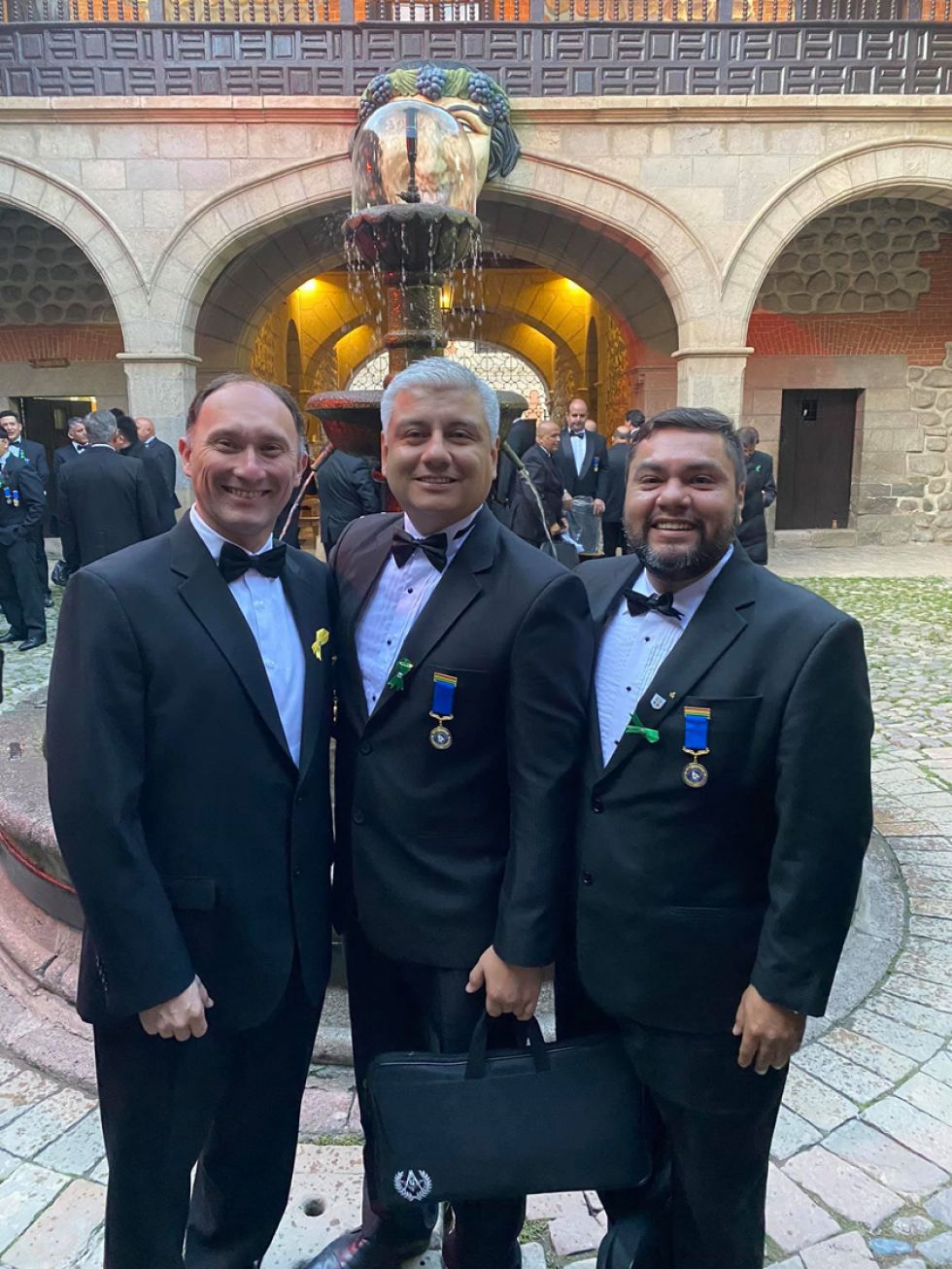 Algunos de los masones en el primer patio.