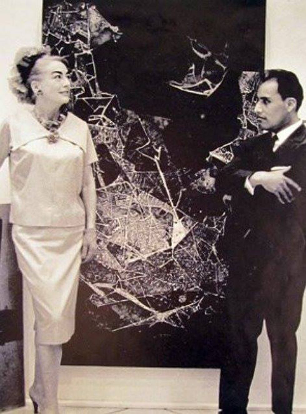 la actriz Joan Crawford luego de comprar una pintura de Alfredo (der.).