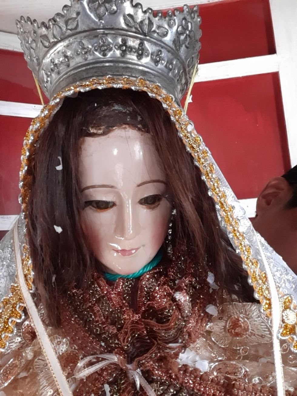 En su altar.