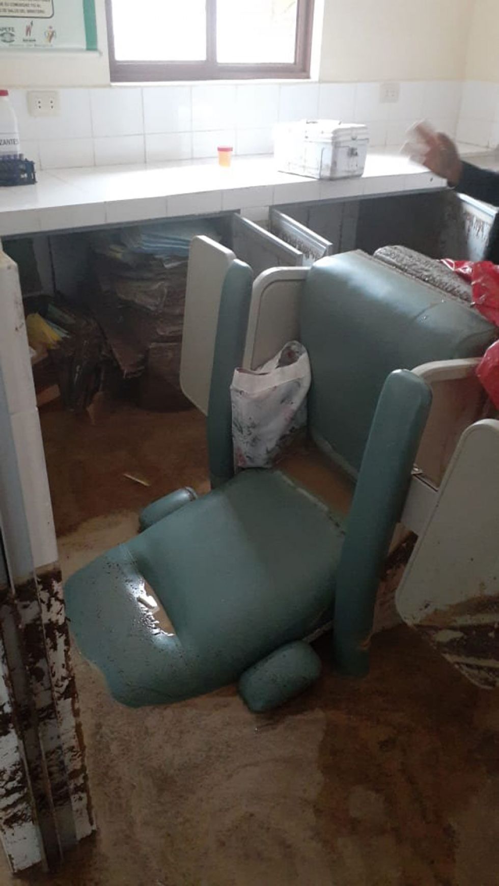 Una silla odontológica quedó embarrada.