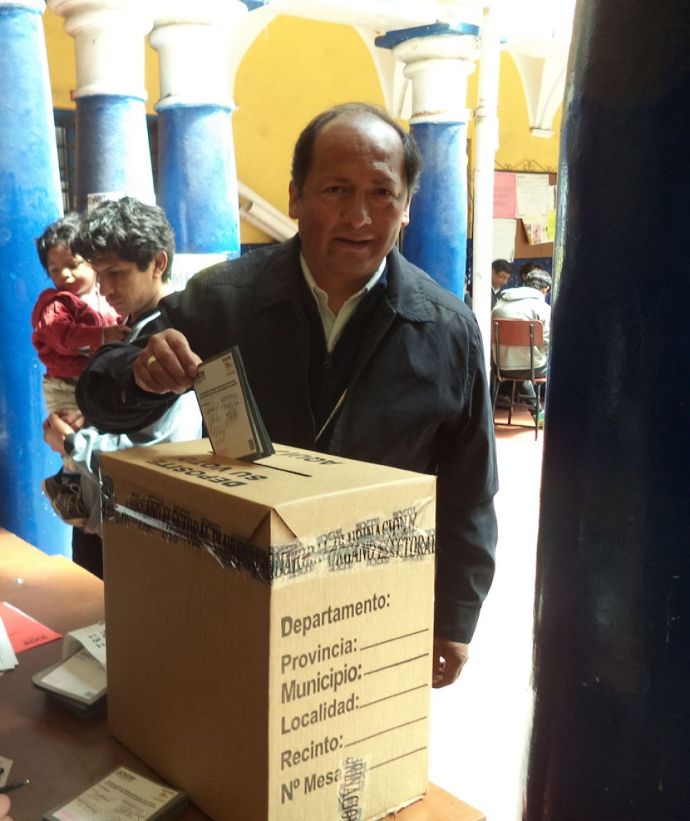 El obispo potosino votando en el referendo sobre autonomías.