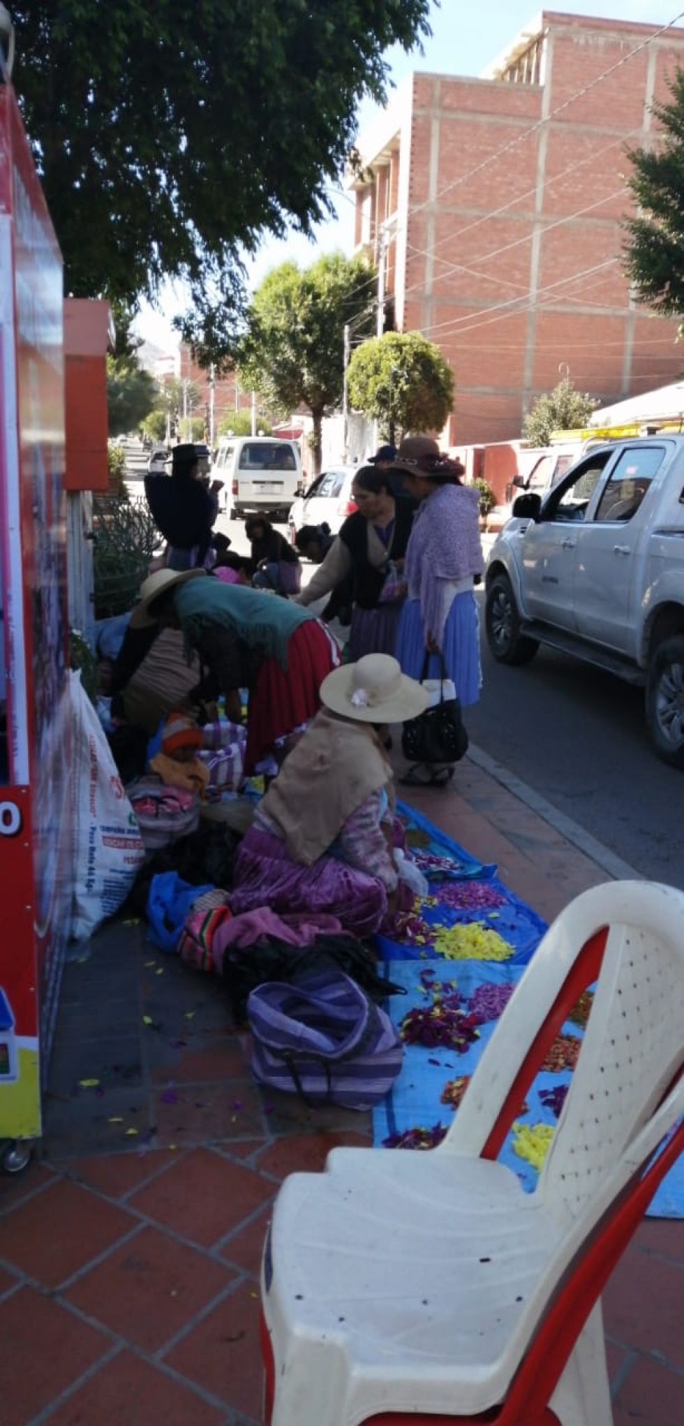 Las flores se arrojan en el piso como ofrenda a la Pachamama