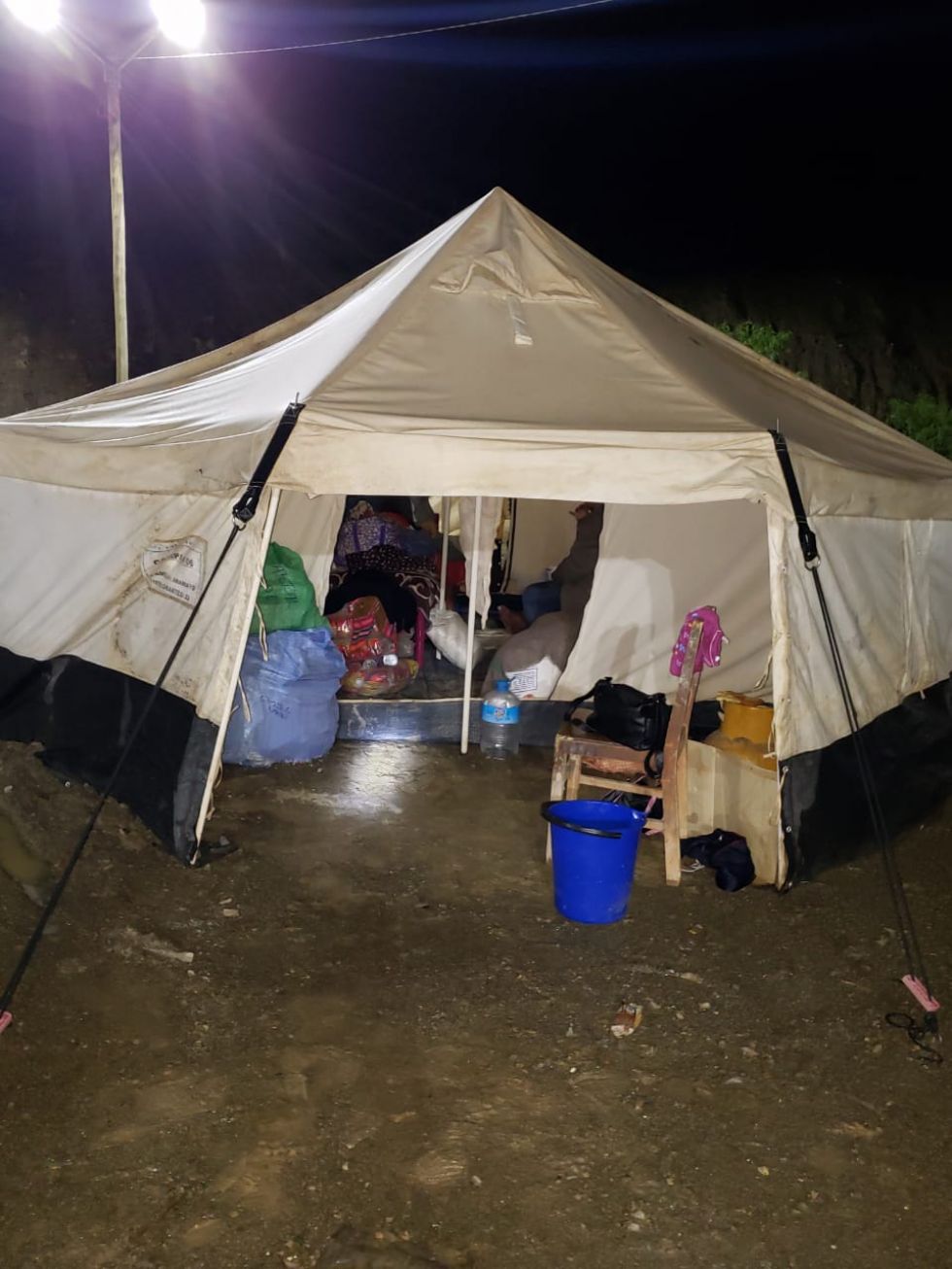 El agua entró a las carpas y algunas se cayeron.