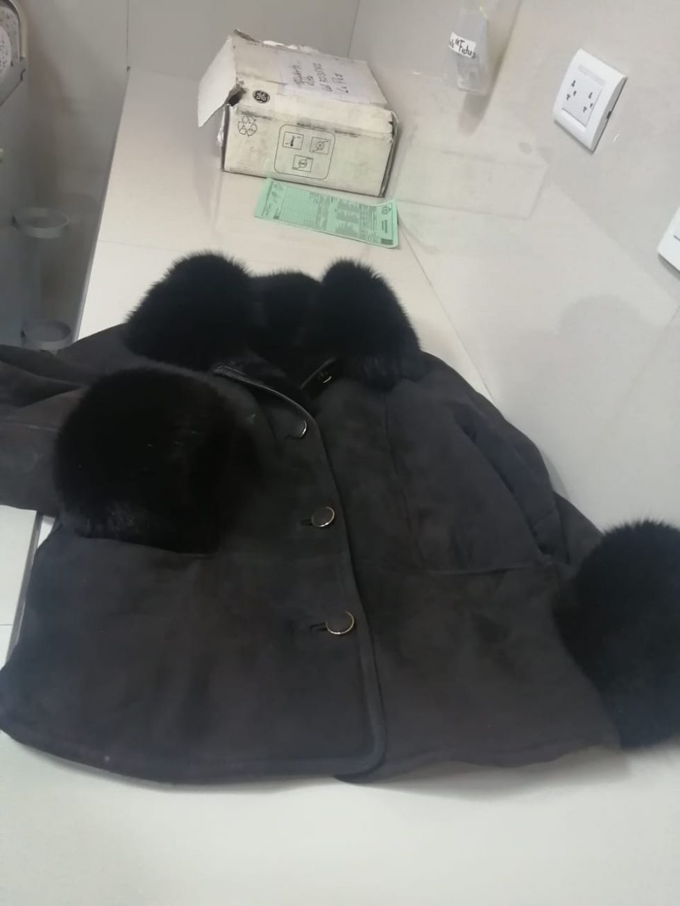 Fue encontrada en la puerta de un domicilio.