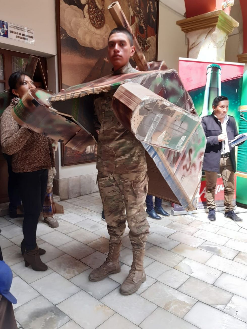 Demuestran danzas en el acto de premiación.