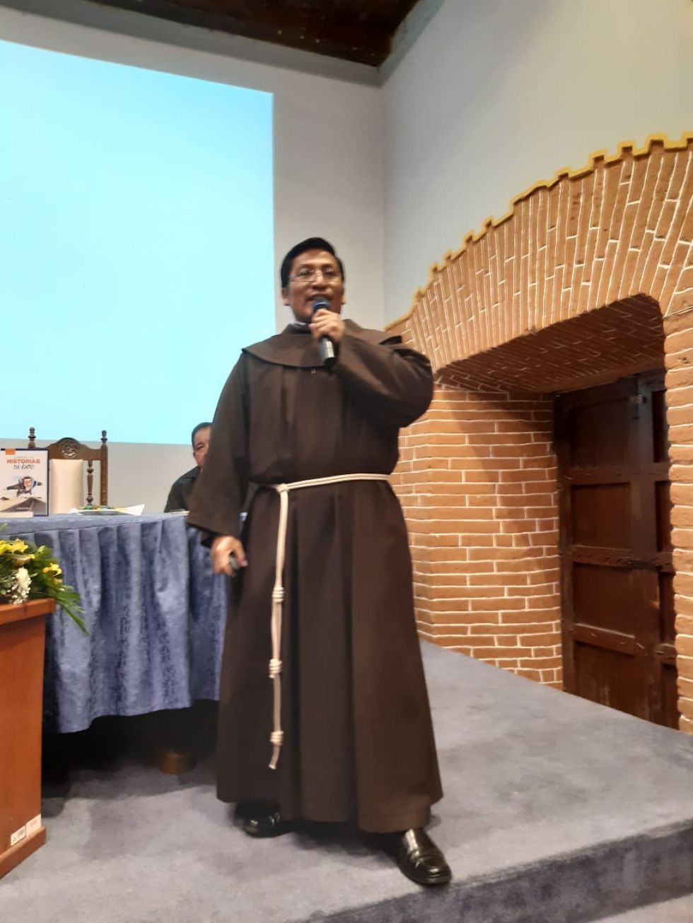 El sacerdote presentó su trabajo en la Casa Nacional de Moneda.
