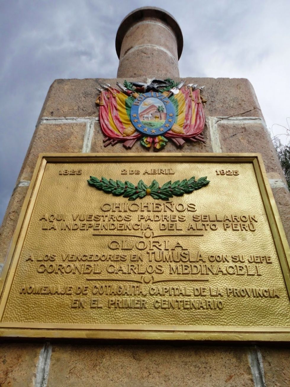 Columna de homenaje en Tumusla.