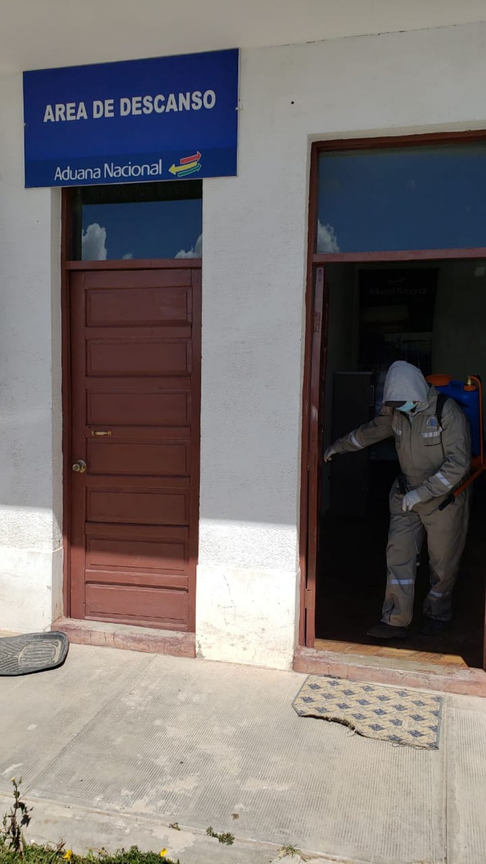 Desinfectaron desde camiones que llegaron de Chile, centros de salud, farmacias y otras oficinas. FOTO UNIDAD DE SALUD AMBIENTAL