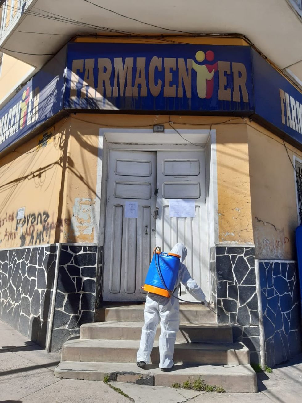 Desinfectaron desde camiones que llegaron de Chile, centros de salud, farmacias y otras oficinas. FOTO UNIDAD DE SALUD AMBIENTAL