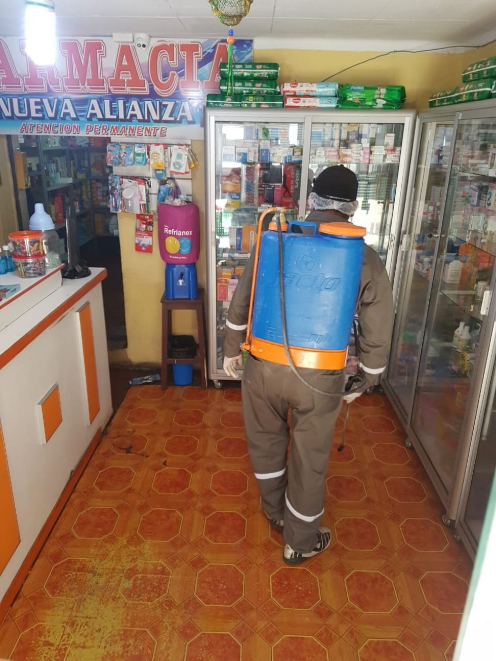 Desinfectaron desde camiones que llegaron de Chile, centros de salud, farmacias y otras oficinas. FOTO UNIDAD DE SALUD AMBIENTAL