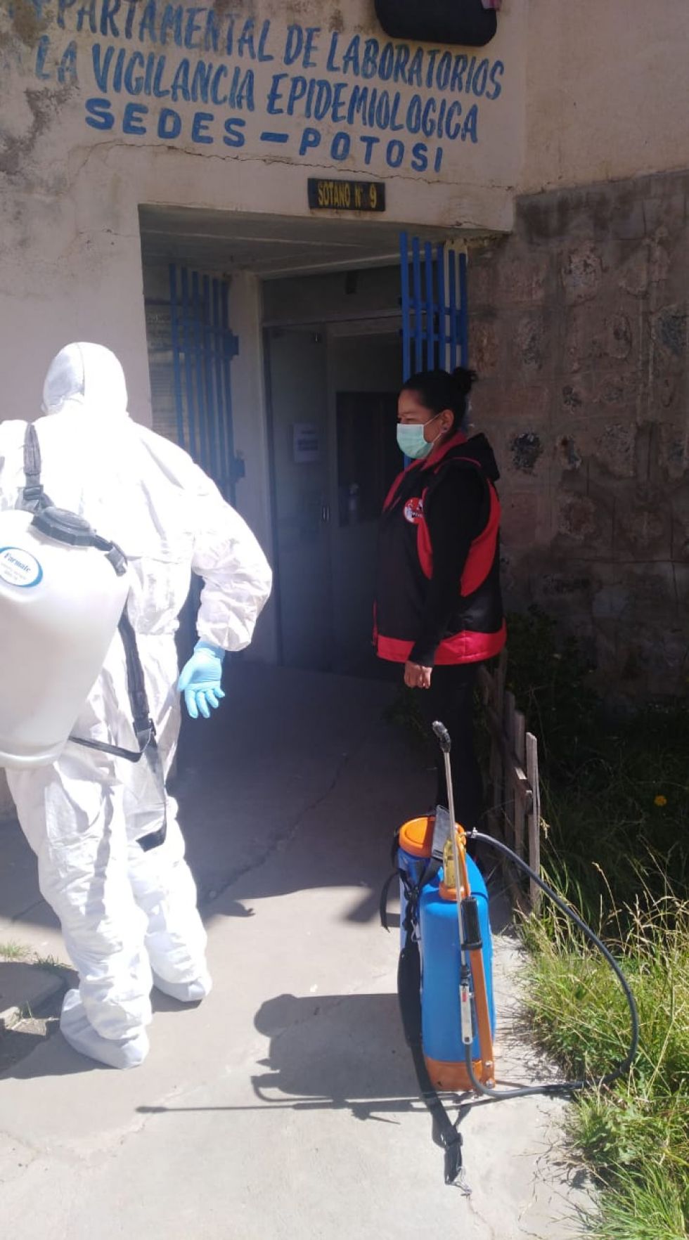 Desinfectaron desde camiones que llegaron de Chile, centros de salud, farmacias y otras oficinas. FOTO UNIDAD DE SALUD AMBIENTAL